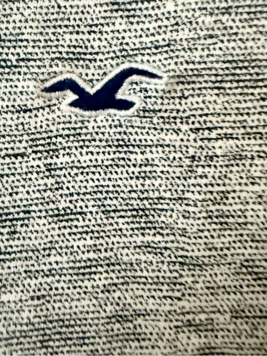 ✨ Hollister Essential Heathered Gray Tee | Soft Minimalist Basic - Picture 2 of 5